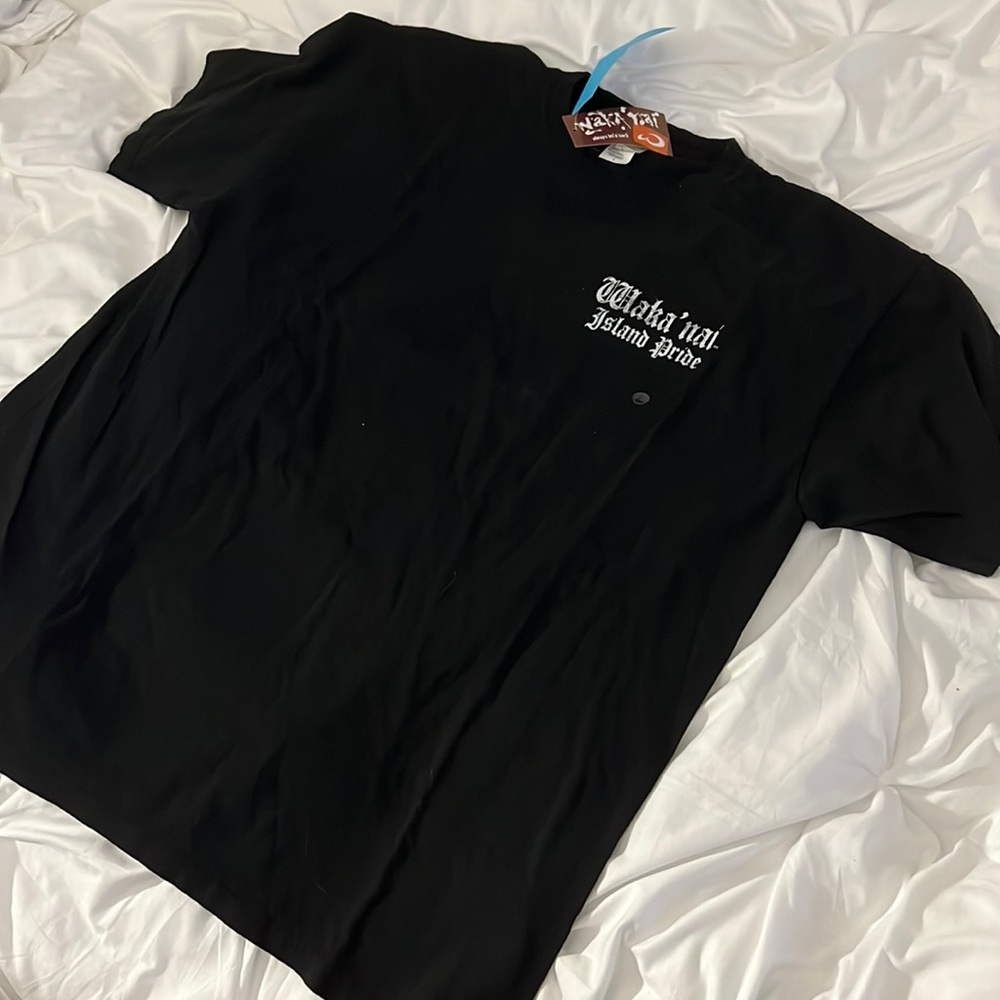 Island tee graphic Wakanai